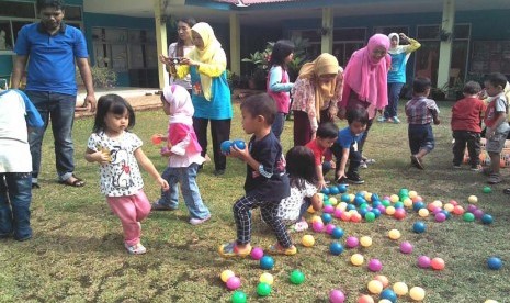 Anak-anak tampak bergembira mengikuti acara 