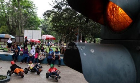  Anak-anak tengah berlibur di tempat rekreasi Taman Lalu-Lintas, Bandung, Jumat (9/8).