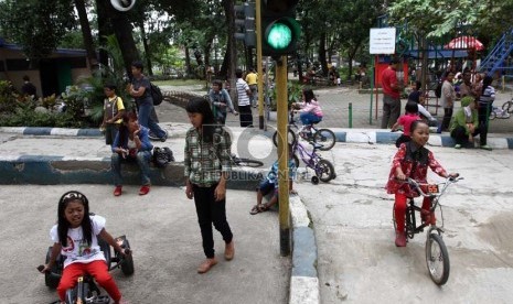  Anak-anak tengah berlibur di tempat rekreasi Taman Lalu-Lintas, Bandung