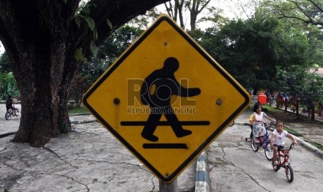  Anak-anak tengah berlibur di tempat rekreasi Taman Lalu-Lintas, Bandung, Jumat (9/8).   (Republika/Adhi Wicaksono)