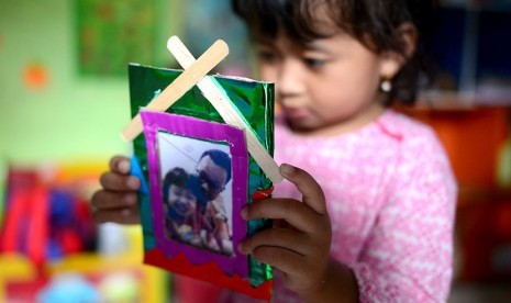 Sebagian orang tua kerap pajang foto anak di ruangan keluarga atau tamu. Ilustrasi foto anak