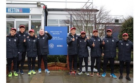 Anak-anak yang mendapatkan kesempatan berlatih di Queens Park Rangers oleh Air Asia.