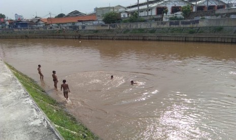 anak-anak yang tinggal di wilayah bantaran Sungai Ciliwung, Jatinegara, Jakarta Timur, memanfaatkan sungai tersebut untuk bermain dan berenang 