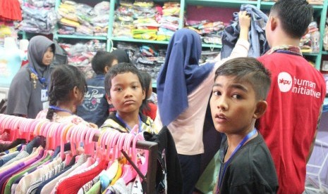 Anak-anak yatim di Bengkulu berbelanja baju melalui program 'Baju Baru' PKPU.