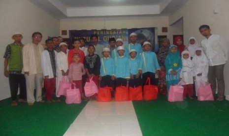 Anak-anak yatim menerima santunan dari RSI Bogor