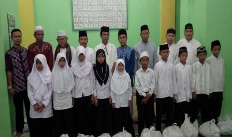 Anak-anak yatim penerima santunan dari Yayasan Dinamika Umat 