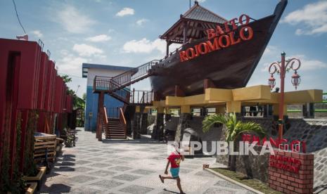 Anak-anan bermain di taman Kampung Harmoni yang berada kawasan bantaran sungai Bengawan Solo Semanggi, Solo, Jawa Tengah, Rabu (2/9/2021). Program Kota Tanpa Kumuh (Kotaku) di bantaran Sungai Bengawan Solo, Semanggi tersebut menjadi proyek percontohan pertama penataan kawasan permukiman kumuh yang meliputi peningkatan infrastruktur permukiman dan pembangunan infrastruktur penanganan banjir. 