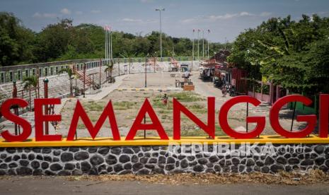 Anak-anan bermain di taman Kampung Harmoni yang berada kawasan bantaran sungai Bengawan Solo Semanggi, Solo, Jawa Tengah, Rabu (2/9/2021). Program Kota Tanpa Kumuh (Kotaku) di bantaran Sungai Bengawan Solo, Semanggi tersebut menjadi proyek percontohan pertama penataan kawasan permukiman kumuh yang meliputi peningkatan infrastruktur permukiman dan pembangunan infrastruktur penanganan banjir. 