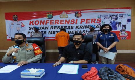 Anak anggota DPRD Kota Bekasi, AT (21), tersangka kasus perkosaan anak di bawah umur dan dugaan perdagangan orang dirilis oleh Polres Metro Bekasi Kota, Jumat (21/5).