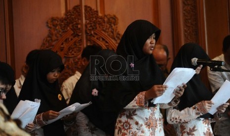 Anak asuh dari Rumah Yatim membacakan puisi saat silaturahim ilmiah di Wisma Habibie Ainun, Jakarta, Rabu (15/4). (Republika/ Tahta Aidilla)