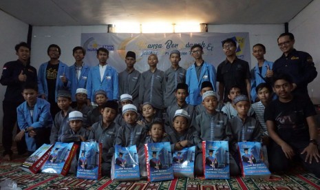 Anak Asuh Padepkan dan Dzikir Pancaroba Cijangkar menerima santunan dari STMIK Nusa Mandiri Sukabumi.