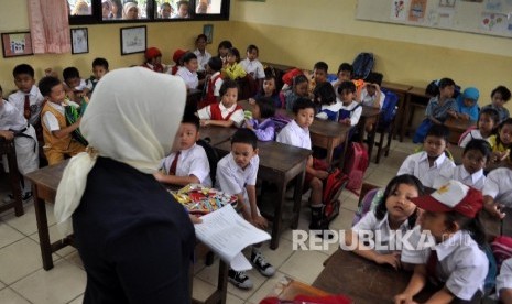 Anak belajar di sekolah