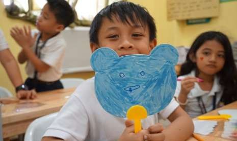 Anak belajar di sekolah.