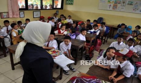 Anak belajar di sekolah.