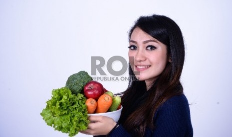 Anak belajar makan sehat dengan melihat kebiasaan makan yang dilakukan orang tuanya. Ibu dan ayah harus juga mau makan sehat jika ingin anaknya melakukan hal serupa.