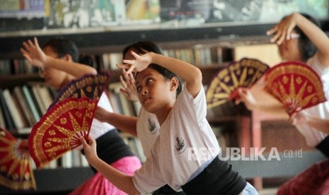 Anak belajar menari.