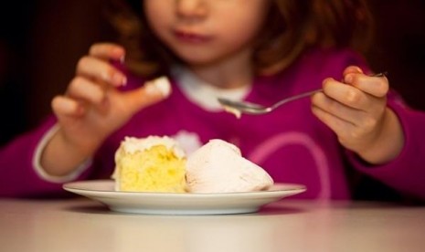 Anak berbuka puasa dengan makanan manis