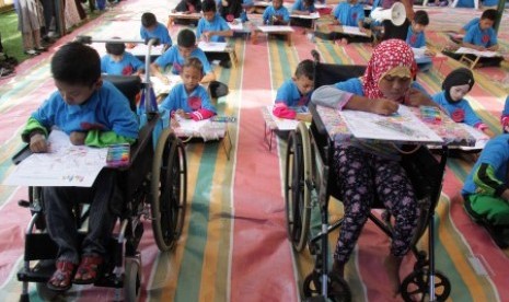 Anak berkebutuhan khusus dari Sekolah Dasar Luar Biasa (SDLB) mengikuti lomba mewarna dalam rangka memperingati Hari Disabilitas Internasional yang jatuh pada 3 Desember   