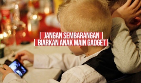 Anak bermain gadget (ilustrasi)