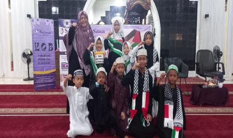 Anak binaan Rumah Quran Ridho Ilahi menyalurkan infak untuk Palestina.