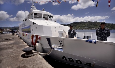 Anak Buah Kapal (ABK) bersiaga di haluan KN Gajah Laut-4804.