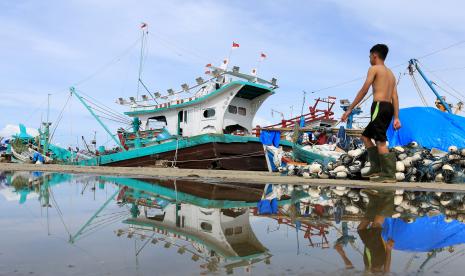 Anak buah kapal (ABK) disamping kapal yang ditambatkan di Pelabuhan Perikanan Samudera, Lampulo, Banda Aceh, Aceh, Sabtu (9/10/2021). Pemerintah memfokuskan lima kebijakan fiskal untuk mendorong pemulihan ekonomi pada tahun ini. 