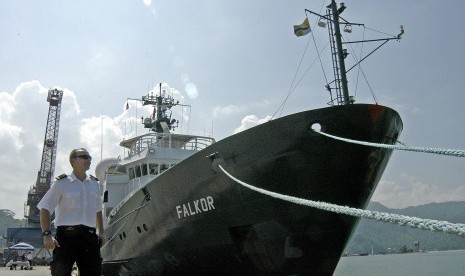 Anak buah kapal berjaga di dekat kapal riset Falkor milik Schmidt Ocean Institut yang digunakan untuk penelitian 