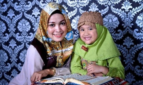 Anak dan ibu yang sedang belajar bersama. Anak ekstrover dan introver sama-sama terpengaruh oleh perubahan kehidupan selama pandemi.