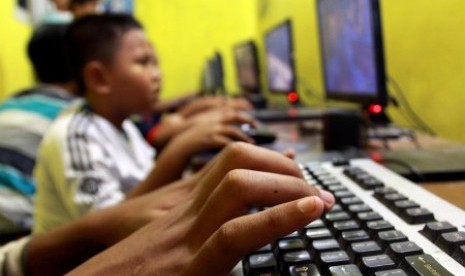 Anak dan Pornografi (ilustrasi). Pemerintah Kabupaten (Pemkab) Sleman menggelar sosialisasi pencegahan pornografi. Sosialisasi dilakukan Dinas Pemberdayaan Perempuan dan Perlindungan Anak, Pengendalian Penduduk dan KB (DP3AP2KB) Kabupaten Sleman.