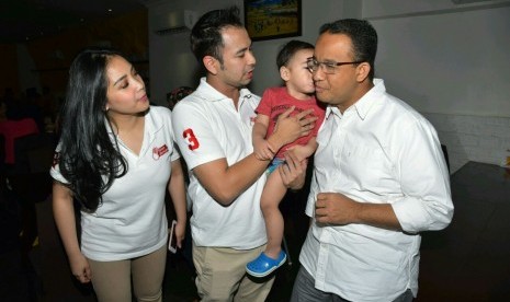 Anak dari pasangan artis, Raffi Ahmad-Nagita Slavina, Rafatar mencium pipi calon Gubernur DKI Jakarta, Anies Baswedan, Senin (30/1).