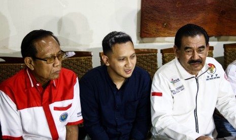 Anak dari pelawak Nunung Srimulat, Bagus Permadi (tengah) didampingi Ketua Gerakan Peduli Anti Narkoba (GPAN), Brigjen Pol Siswandi (kanan) dan pelawak Tarzan (kiri) memberikan keterangan pers terkait kasus narkoba pelawak Nunung di Jakarta, Sabtu (20/7/2019).