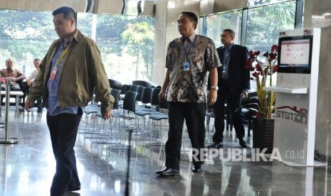 Anak dari Sugianto Kusuma alias Aguan, Richard Halim Kusuma (kiri) berjalan saat akan memenuhi pemanggilan pemeriksaan sebagai saksi di kantor KPK, Jakarta, Selasa (21/6). (Republika/ Tahta Aidilla)