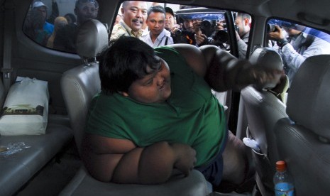 Anak dengan severe obesity atau kegemukan ekstrem, Arya Permana, berusaha masuk ke dalam mobil usai menjalani pemeriksaan kesehatan di Rumah Sakit Hasan Sadikin (RSHS) Bandung, Jawa Barat, Senin (25/7). 