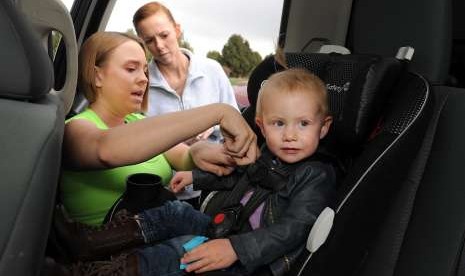 Anak duduk di kursi khusus anak saat di mobil atau car seat.