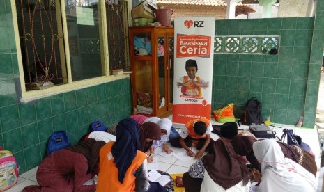 Anak Juara binaan Rumah Zakat Kecamatan Lemahwungkuk, Kota Cirebon tengah menulis Surat Suara Hati (SSH) sebagai ungkapan terima kasih kepada para donatur, Senin (13/3).  