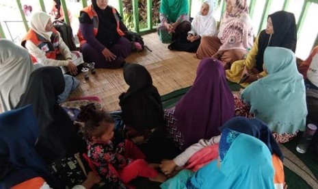 Anak Juara binaan Rumah Zakat Medan wilayah Medan Marelan mengunjungi Danau Siombak. 