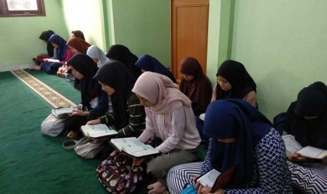 Anak Juara MTT binaan Rumah Zakat mendapat pembinaan di Musholah Griya Rahmani, Jl. Garuda I, Beji Timur.