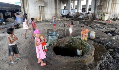 Anak kecil mengambil air di sumur yang berada di bawah kolong tol, Jakarta (ilustrasi).