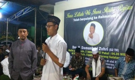 Anak kedua almarhum Damanhuri Zuhri, Faiz Madani (berbaju putih) dan Ustadz Yusuf Mansur.