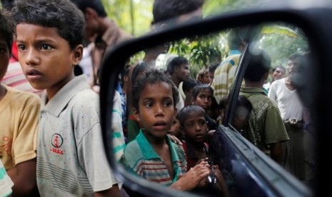 Anak laki-laki Muslim Rohingya berdiri di desa U Shey Kya luar Maungdaw di negara bagian Rakhine, Myanmar 27 Oktober 2016. Gambar diambil tanggal 27 Oktober 2016.