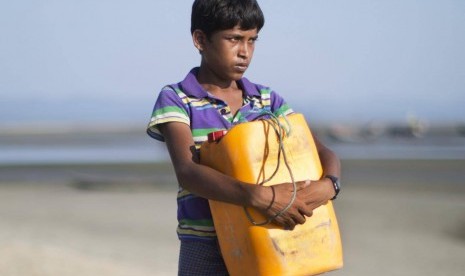 Anak laki-laki Rohingya Nabi Hussain yang menyelamatkan diri dari tentara Myanmar dengan berenang dengan jeriken.