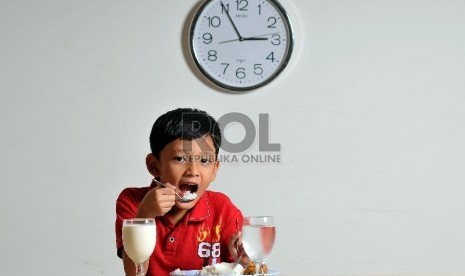 Anak belajar makan yang baik dari orang tuanya.