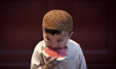 Anak makan buah