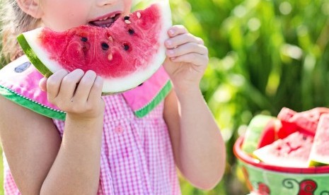 Anak makan buah