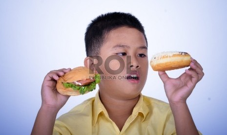 Anak makan junk food. Anak dengan penyakit jantung rematik disarankan untuk menjauhi makanan tinggi glukosa, termasuk junk food.