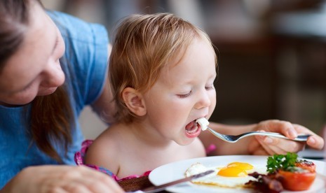 Anak makan telur 