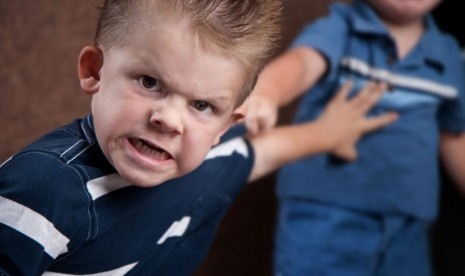 Anak melakukan perisakan (bullying). Ada faktor kompleks yang membuat anak tumbuh menjadi pelaku bullying.