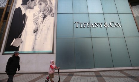 Anak melintas di depan toko perhiasan Tiffany & Co.