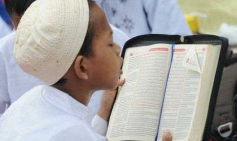 Anak membaca Alquran