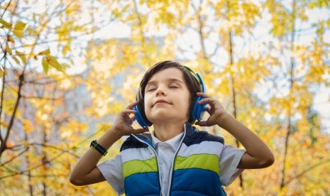 Mendengarkan musik. Aktivitas otak berubah sesuai jenis musik yang didengarkan. 